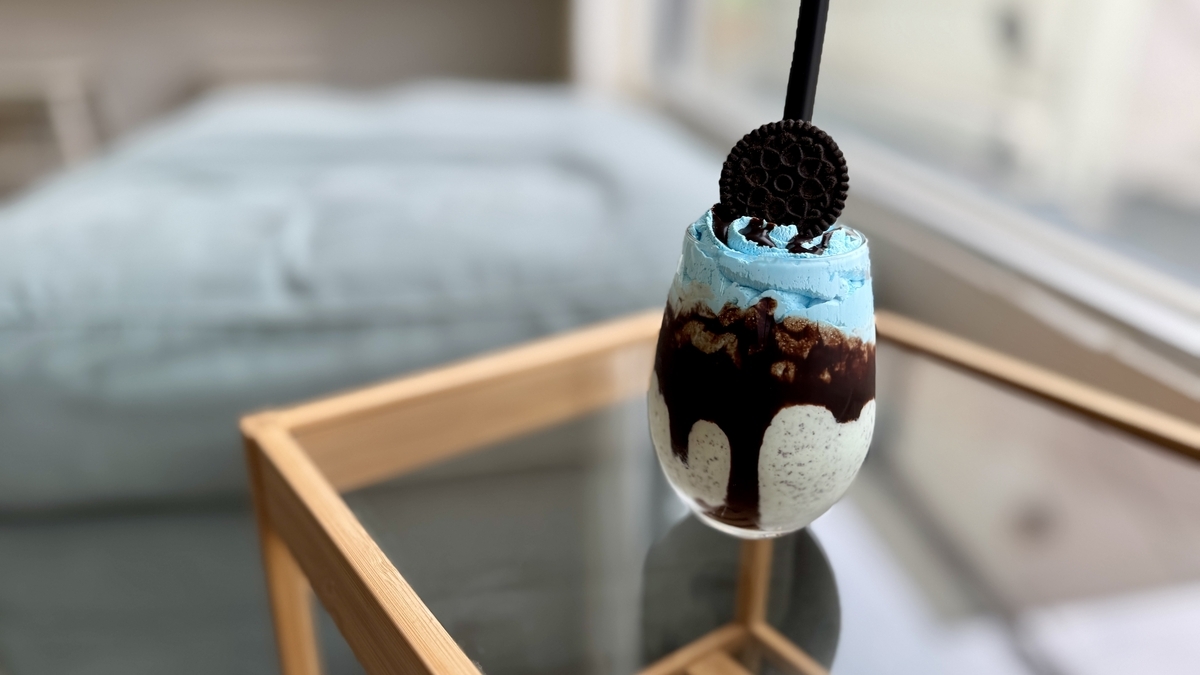 ช็อกโกแลตมิ้นต์เชควางบนโต๊ะกระจก