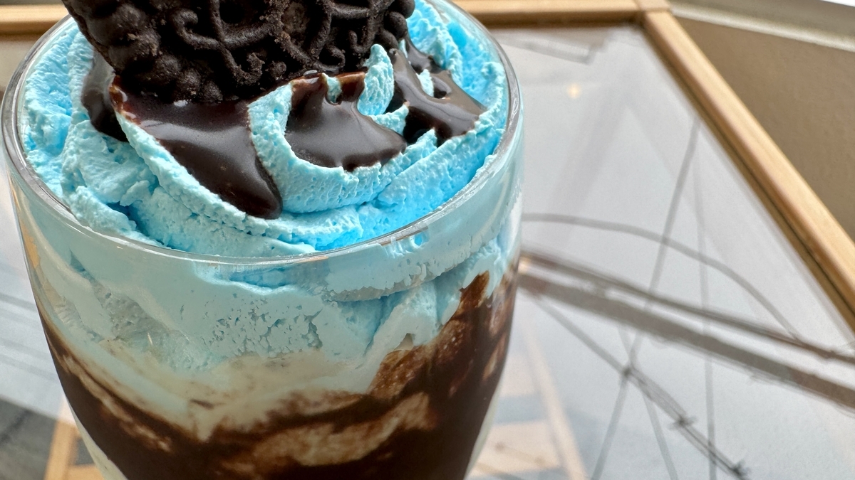 ภาพซูมวิปครีมสีมิ้นต์กับซอสช็อกโกแลตด้านบนเชค