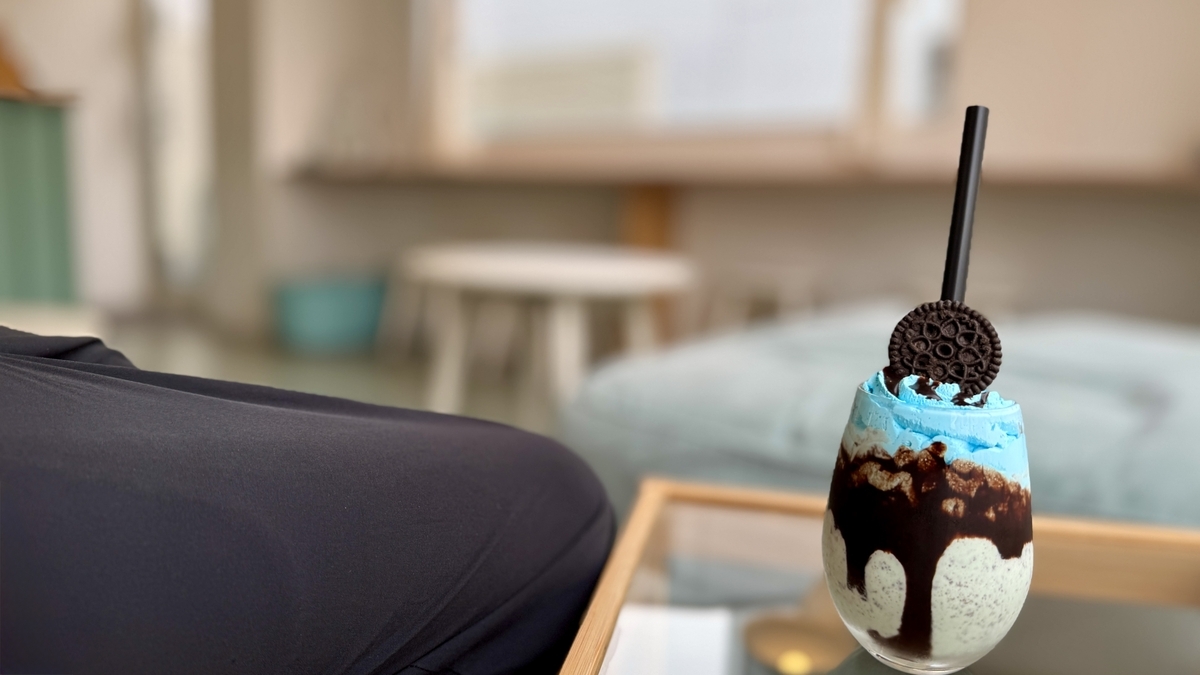 ช็อกโกแลตมิ้นต์เชควางบนที่นั่งภายในร้านบรรยากาศสงบ