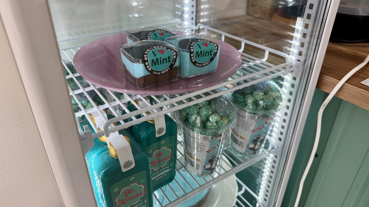 แก้วและของตกแต่งโทนสีมิ้นต์จัดแสดงในร้าน