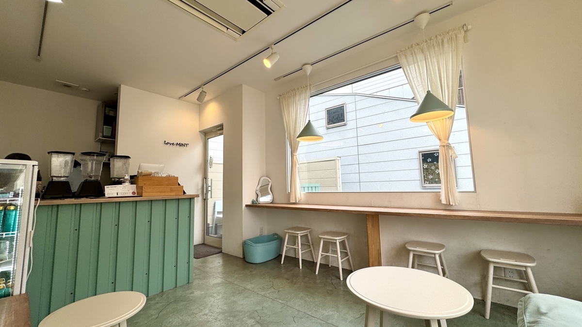 โต๊ะและที่นั่งในร้านที่สว่างด้วยแสงธรรมชาติ บรรยากาศสงบ