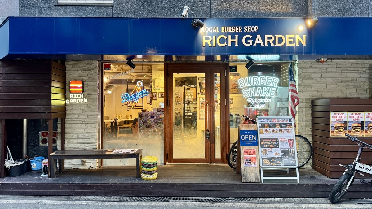ด้านหน้าของ RICH GARDEN สาขาชินไซบาชิ พร้อมกันสีน้ำเงินและประตูกระจก