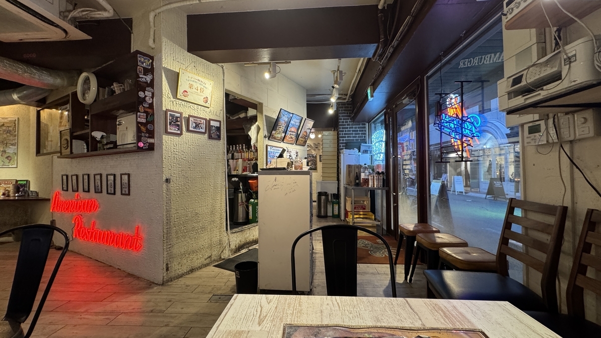 เคาน์เตอร์บาร์และที่นั่งริมหน้าต่างในร้าน RICH GARDEN สาขาชินไซบาชิ