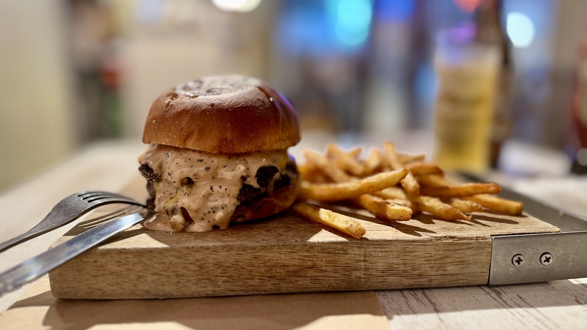 Authentic Double Cheese Burger และเฟรนช์ฟรายส์เสิร์ฟบนเขียงไม้