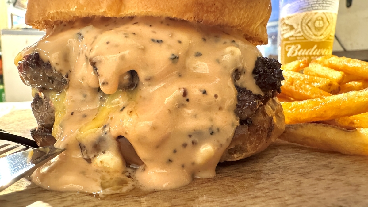 Authentic Double Cheese Burger ราดซอสชีสแบบจุใจ พร้อมเฟรนช์ฟรายส์