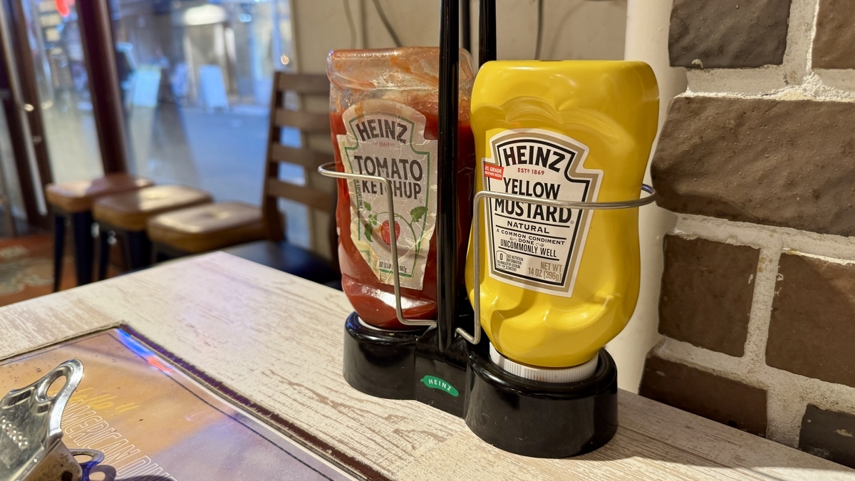 ขวดซอสมะเขือเทศและมัสตาร์ดบนโต๊ะใน RICH GARDEN สาขาชินไซบาชิ