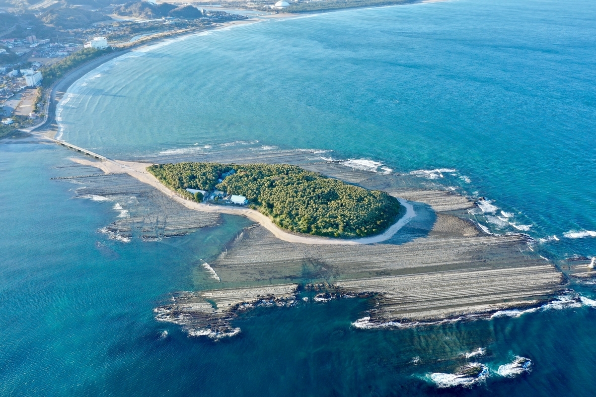 아오시마 전체를 조망할 수 있는 바다로 둘러싸인 섬의 항공 풍경