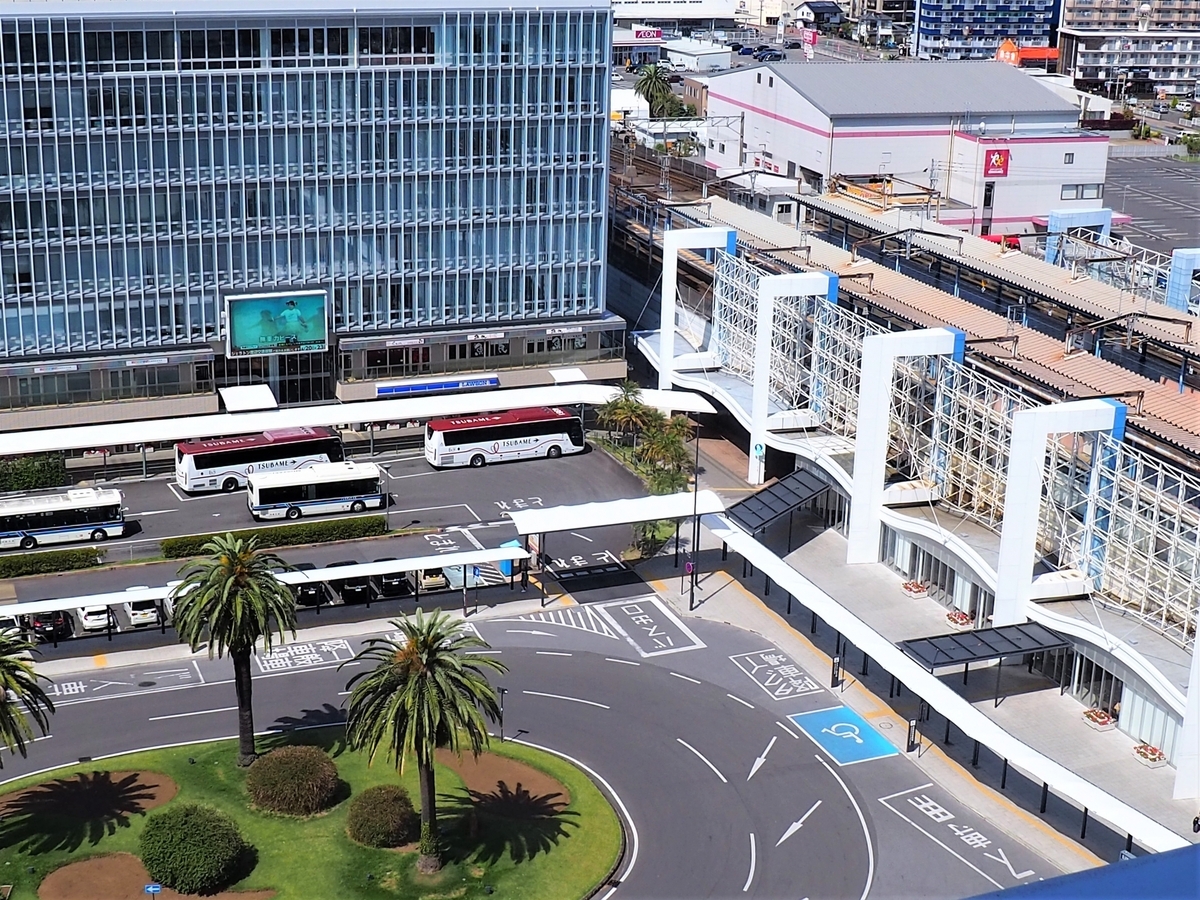 미야자키역 서쪽 출구의 버스 터미널 전체를 내려다본 풍경