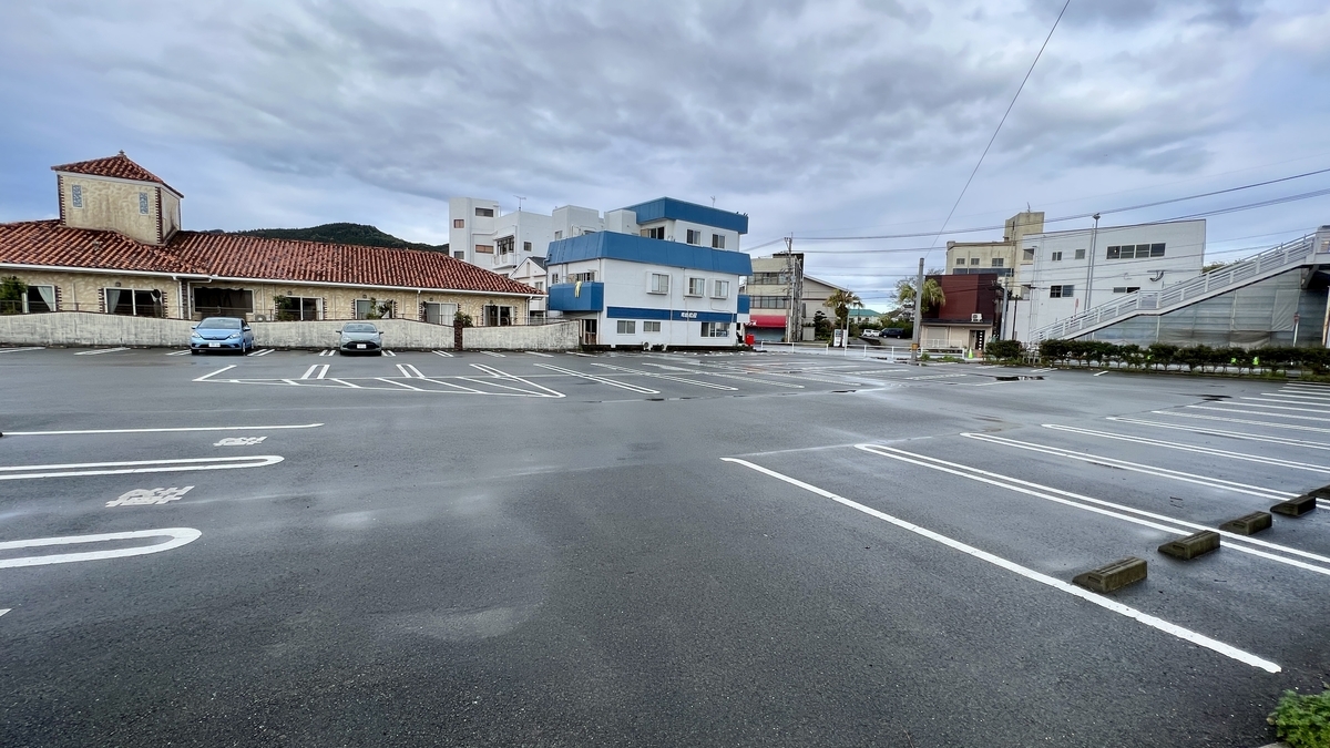 아오시마 참배길 입구 주차장의 넓은 주차장 모습