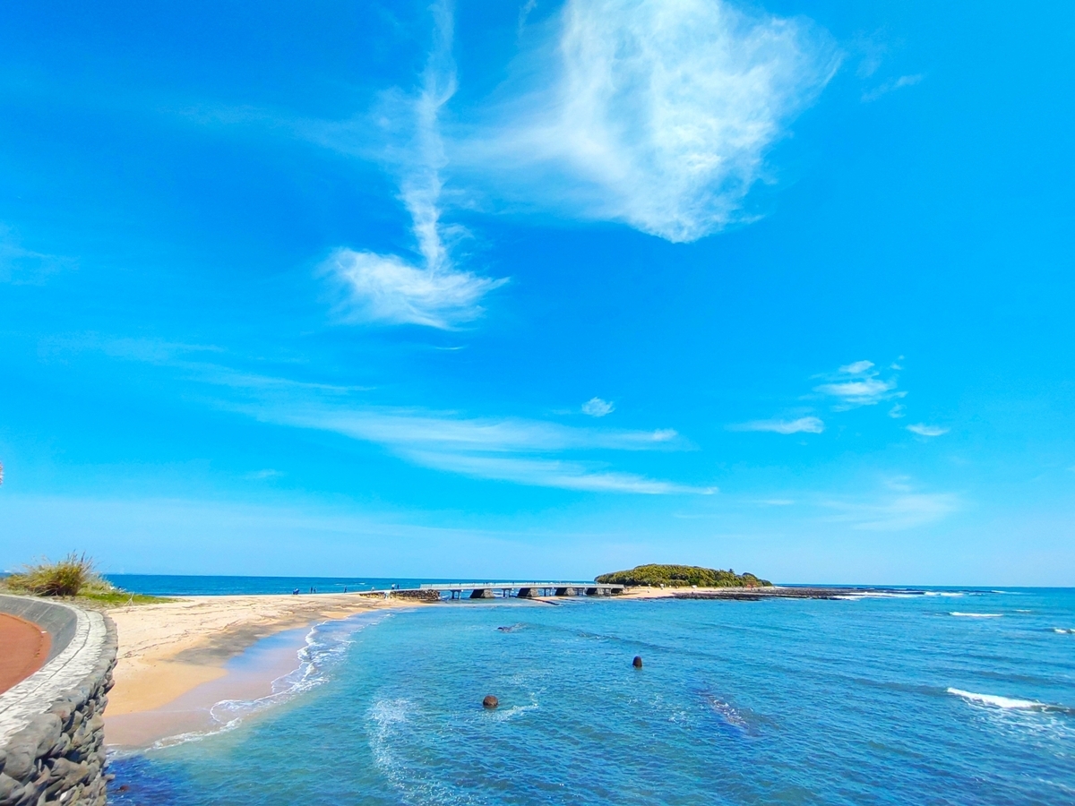 아오시마 주변의 백사장과 푸른 바다가 펼쳐진 해안 풍경