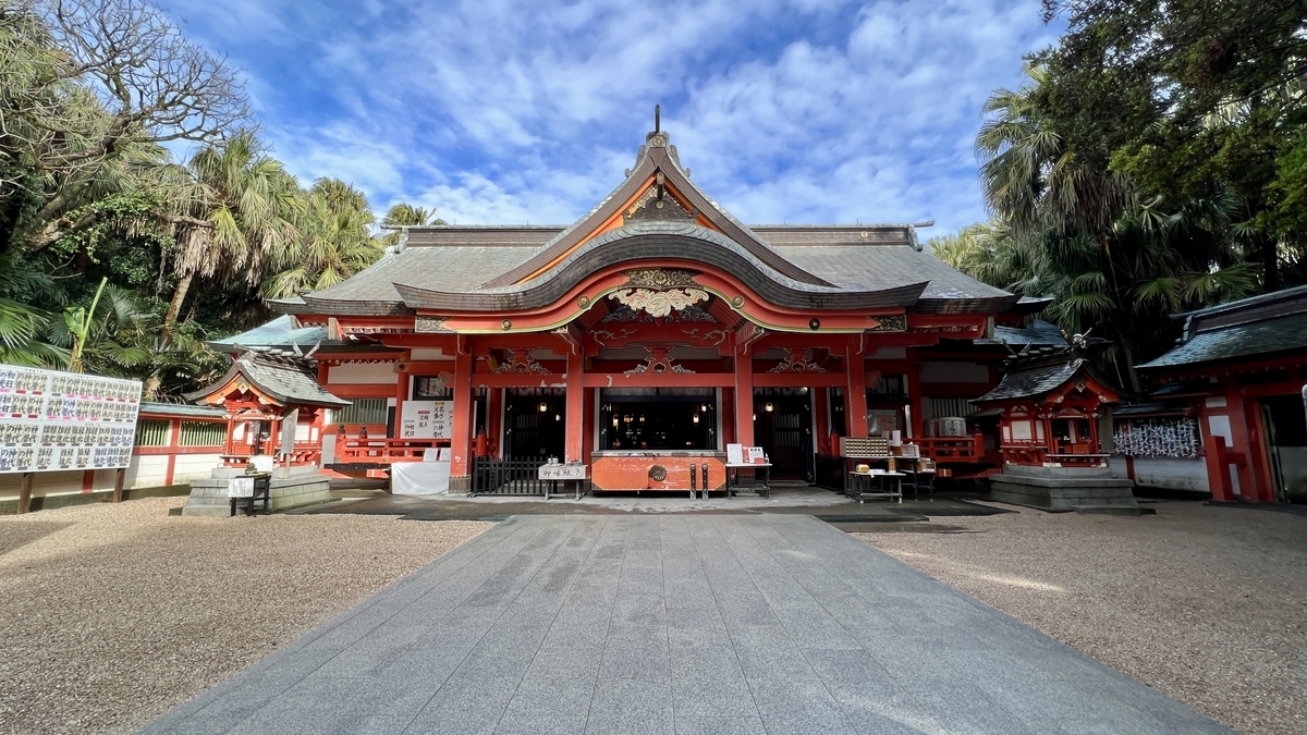 青島神社の社殿を正面から撮影した写真
