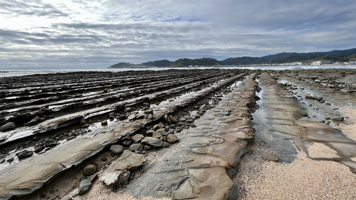 海岸線に沿って帯状の岩が並ぶ青島の鬼の洗濯板の景色