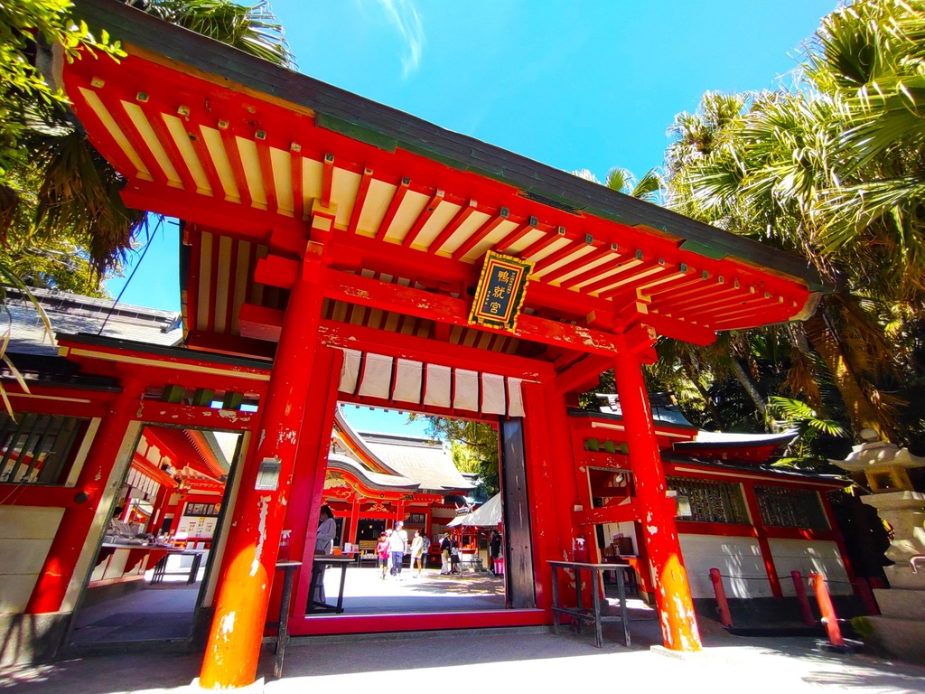 南国の木々に囲まれた青島神社の門と社殿