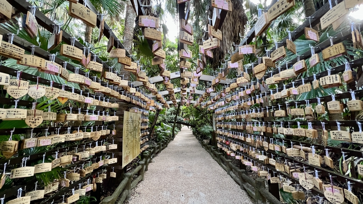 びっしりと並んだ絵馬がトンネル状に続く祈りの古道の風景