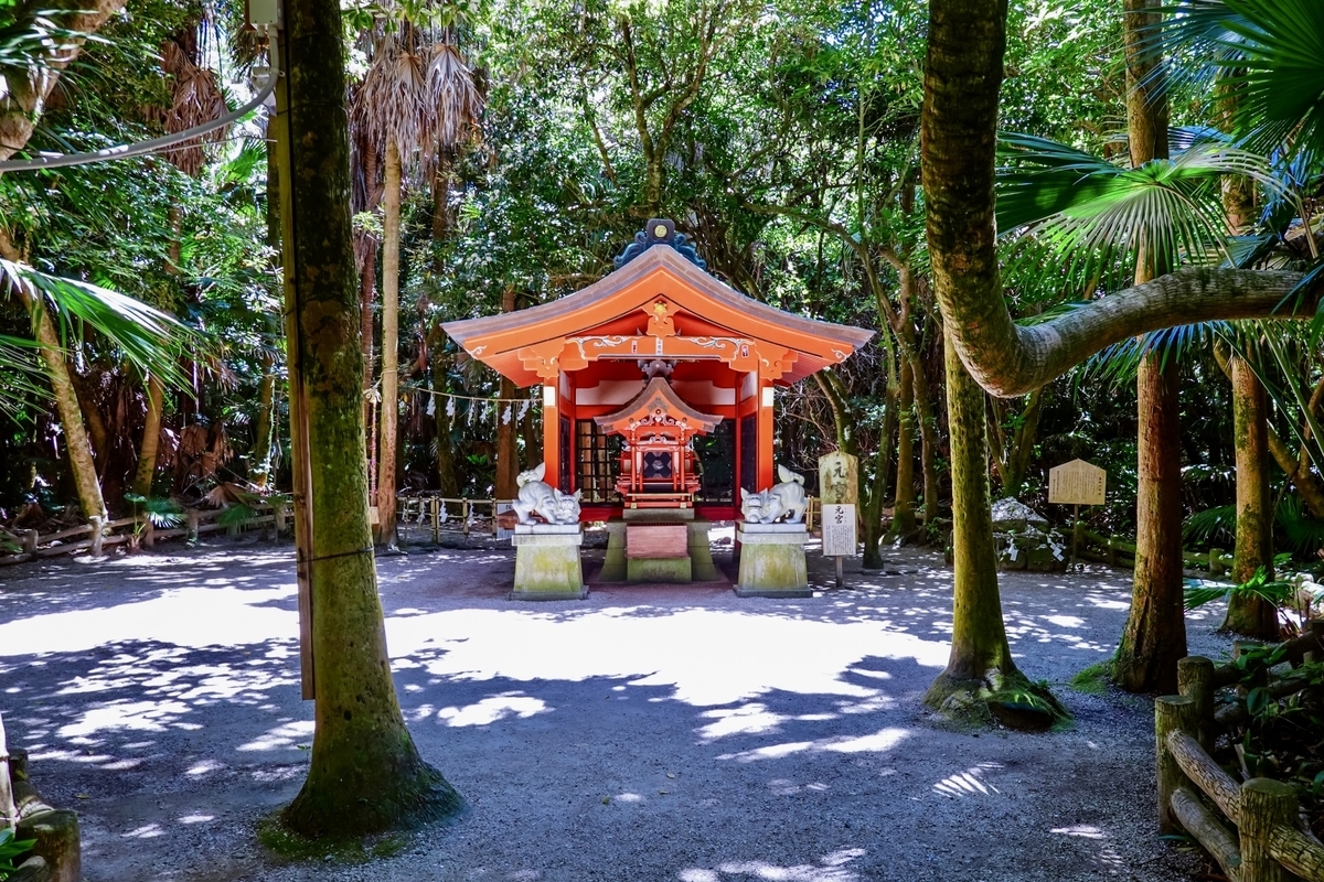 木漏れ日が差し込む森の中に佇む青島神社の元宮