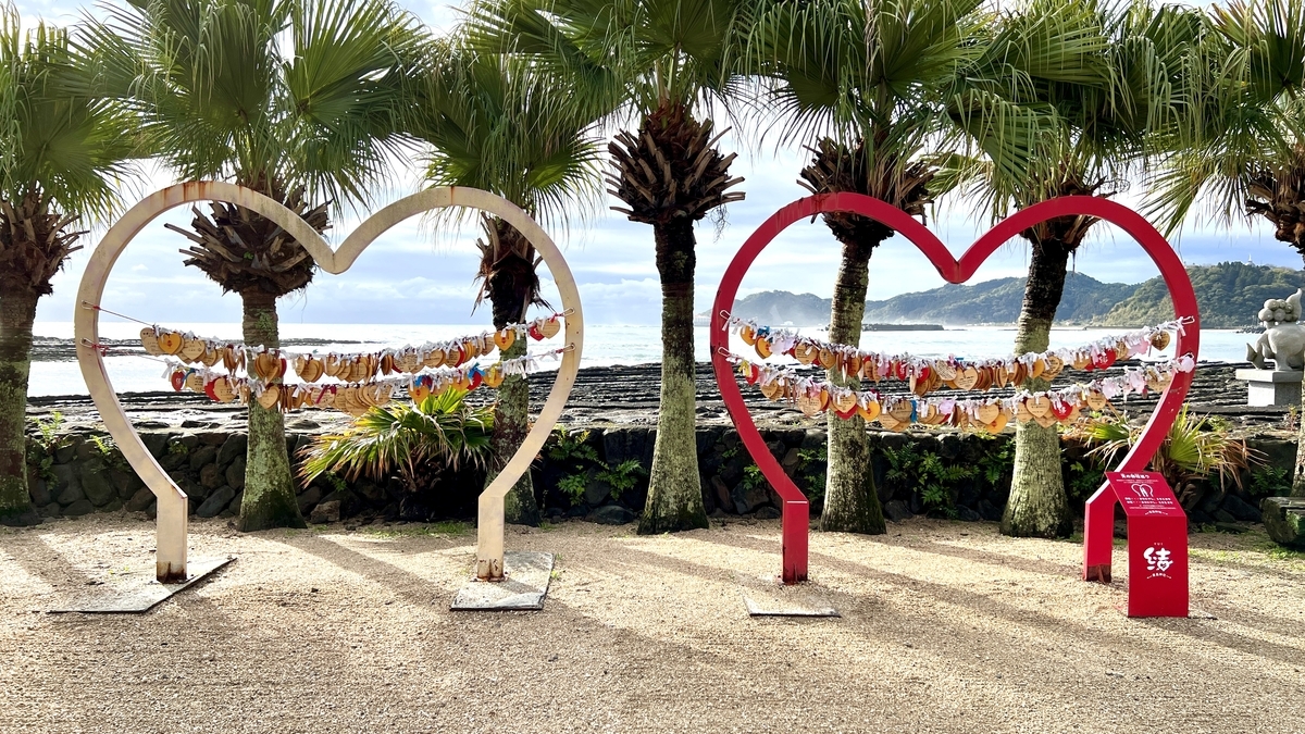 天の御柱めぐりのハート型の枠が海辺に設置された青島神社の縁結びスポット