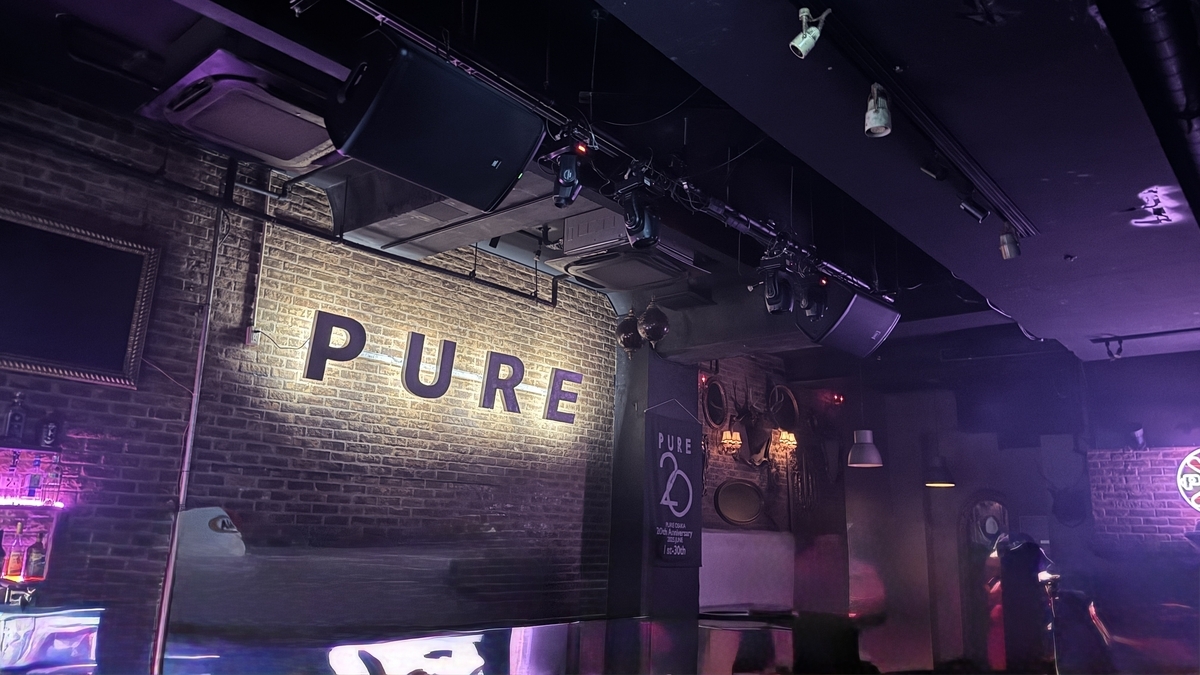 Piso principal de PURE OSAKA iluminado por luces de escenario de colores
