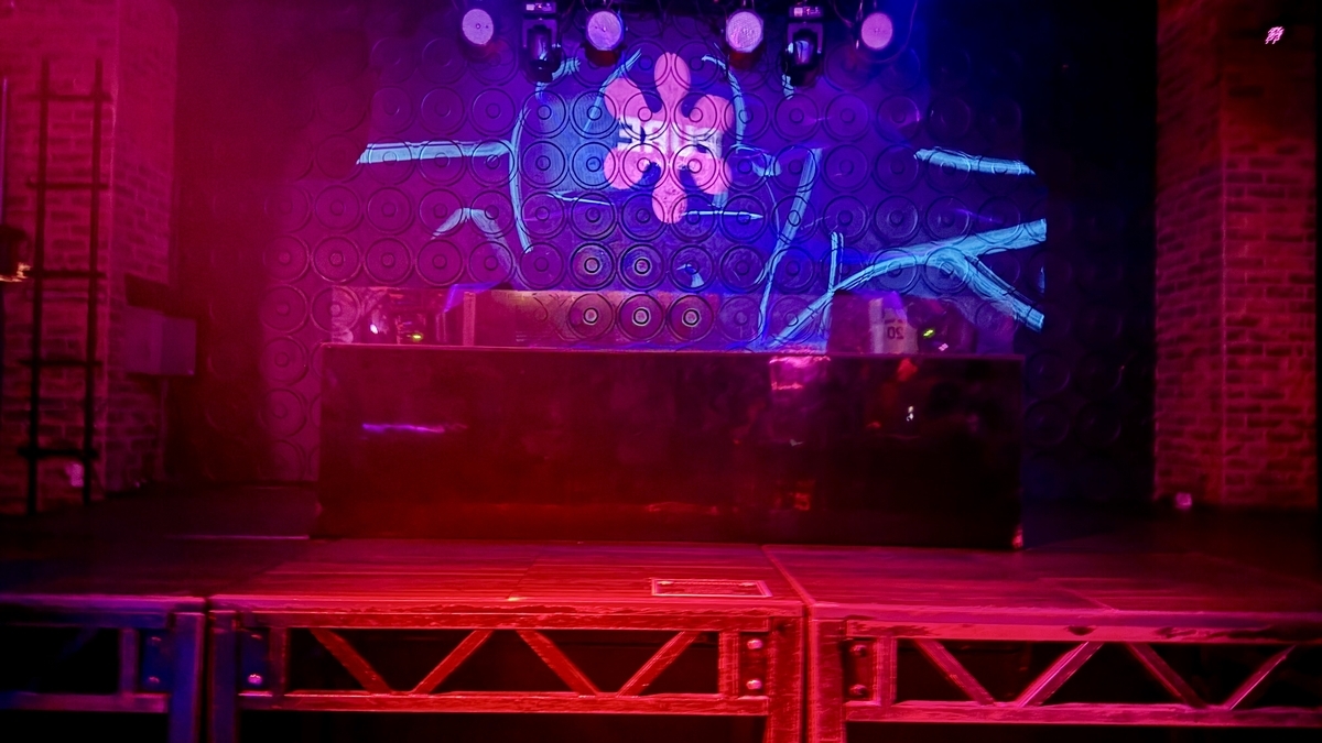 Pantalla del escenario y luces de colores en el área principal de PURE OSAKA