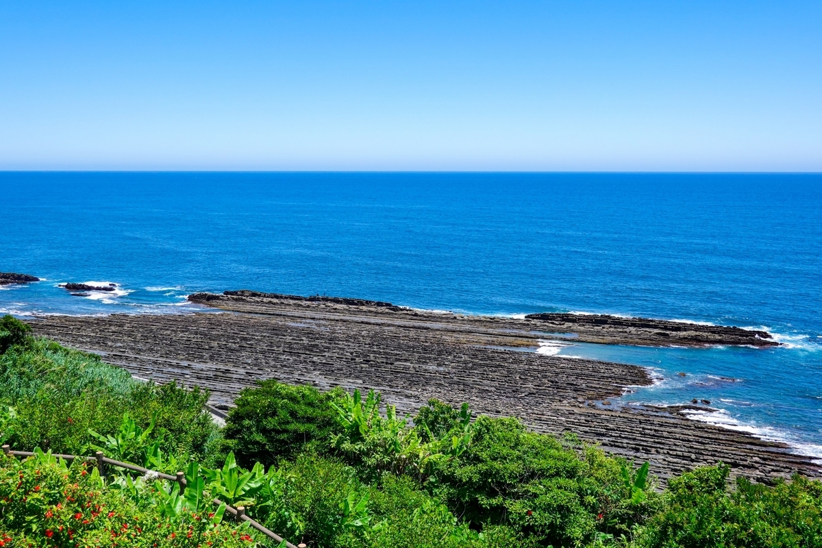 ชั้นหินตามแนวชายฝั่งและวิวทะเลสีฟ้ากว้างไกล