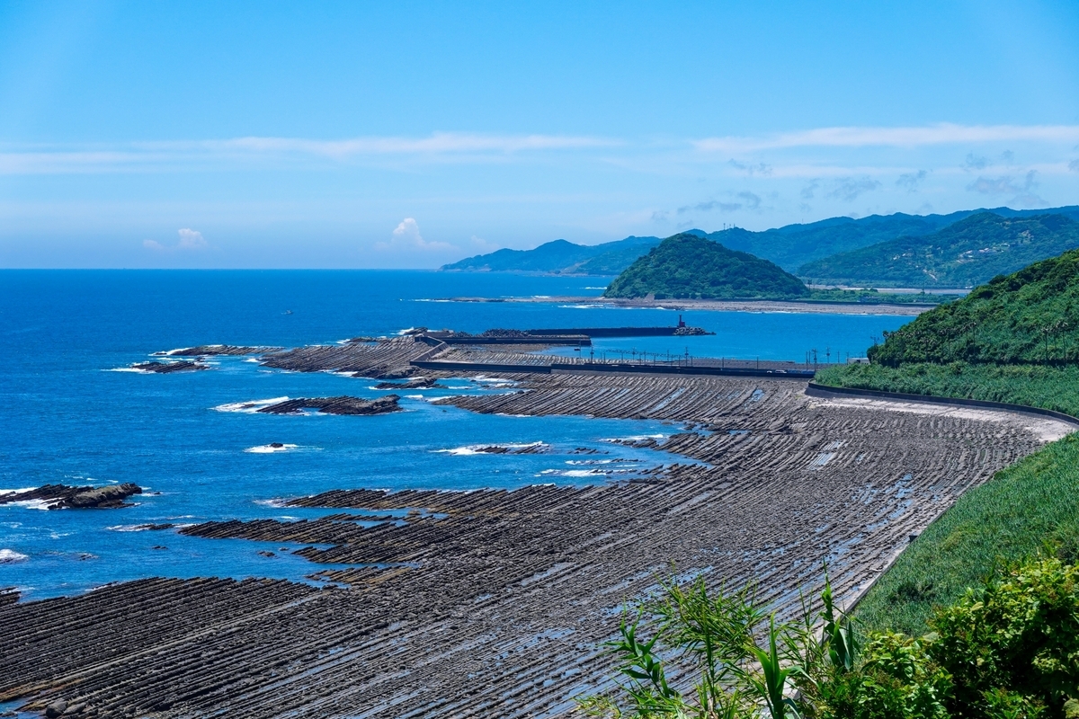 วิวชั้นหินโอนิโนะเซ็นตะคุอิตะตามแนวชายฝั่งนิชินันและเนินเขาเขียวขจี