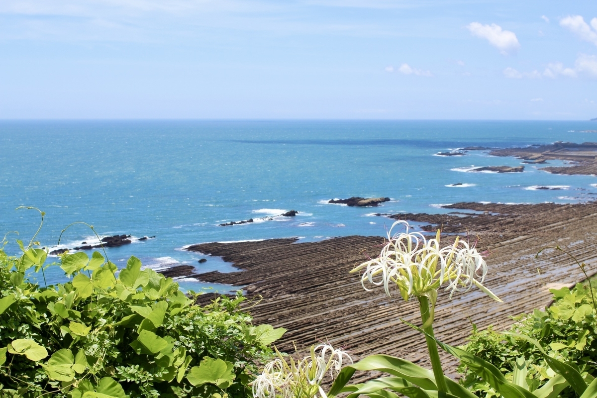 วิวจากช่องเขาโฮริคิริมองลงไปยังชั้นหินโอนิโนะเซ็นตะคุอิตะและทะเลสีน้ำเงินสดใส