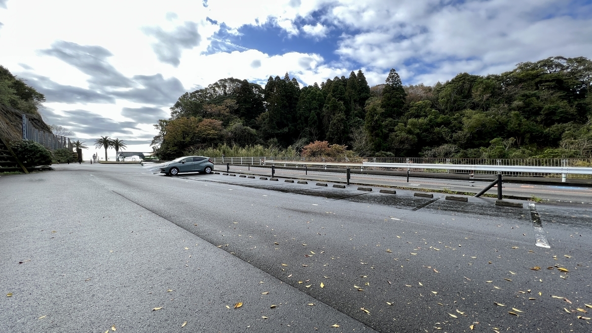 ลานจอดรถฟรีที่ช่องเขาโฮริคิริ พื้นที่กว้างขวางและรายล้อมด้วยต้นไม้เขียวขจี