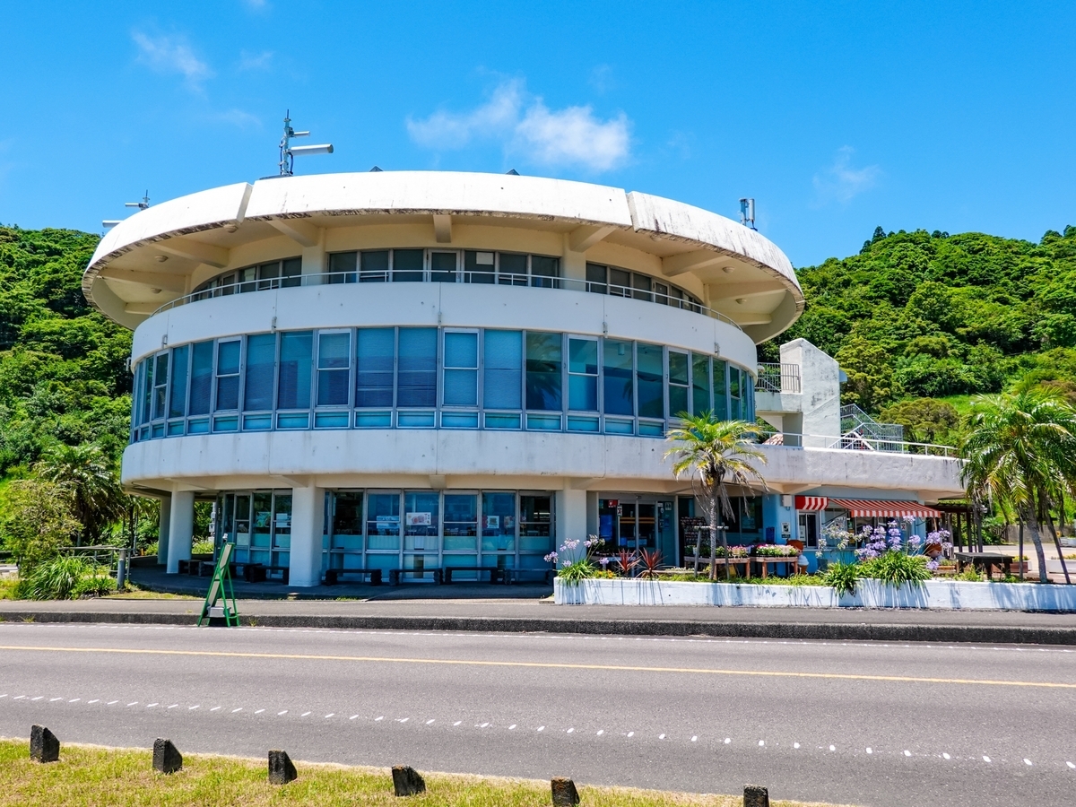 อาคารสีขาวทรงกลมอันโดดเด่นของมิจิโนะเอกิ ฟีนิกซ์ ตั้งอยู่ใต้ท้องฟ้าสีฟ้า