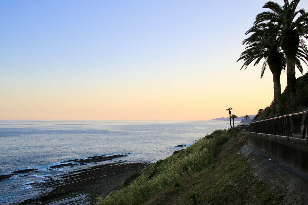 ทางเดินที่ช่องเขาโฮริคิริ พร้อมวิวชายฝั่งนิชินันยามพระอาทิตย์ตก