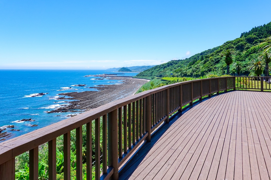 展望デッキから見える日南海岸の海岸線と水平線
