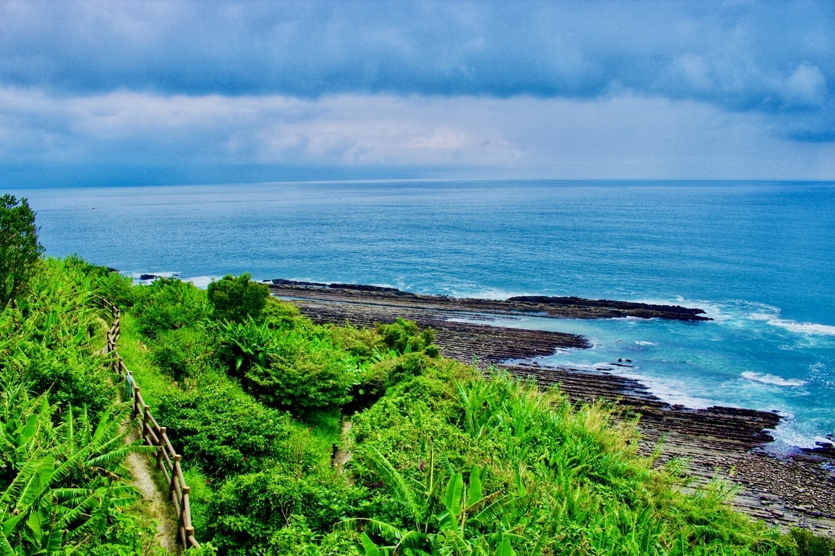 海岸沿いの遊歩道と青く広がる海の眺め