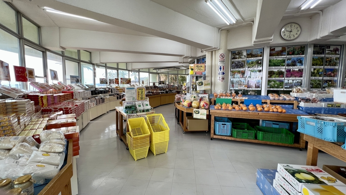 宮崎の特産品や野菜が並ぶ明るい店内の売り場風景