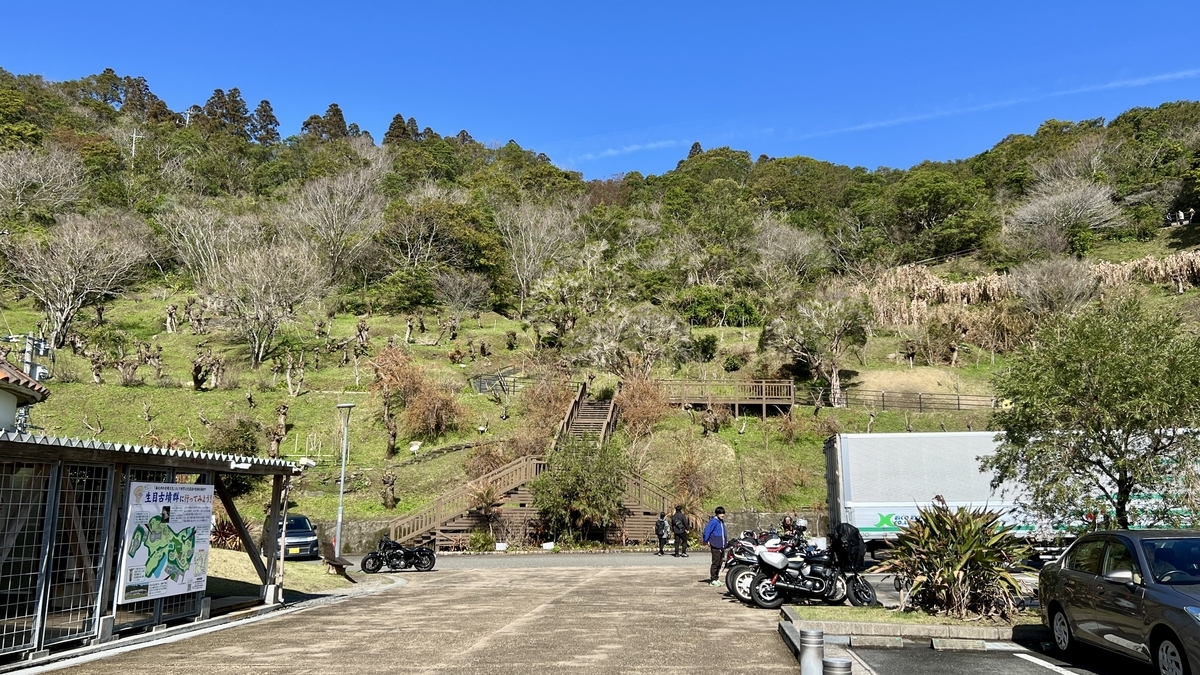 太平洋を望む敷地内に整備されたバイク専用駐車エリア