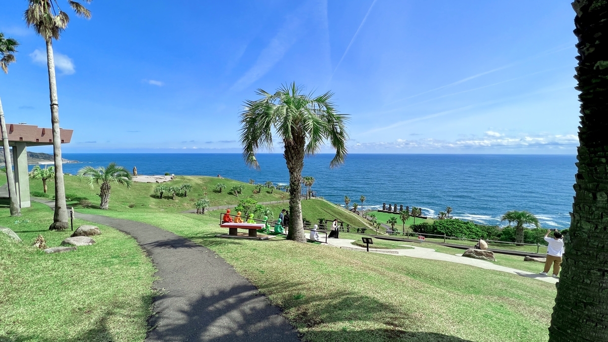 海を望む芝生広場と椰子の木が広がるサンメッセ日南の風景