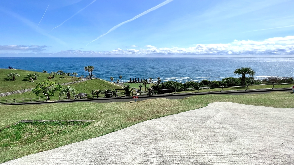 海と空を見つめるヴォワイヤン像の後ろ姿が並ぶ様子