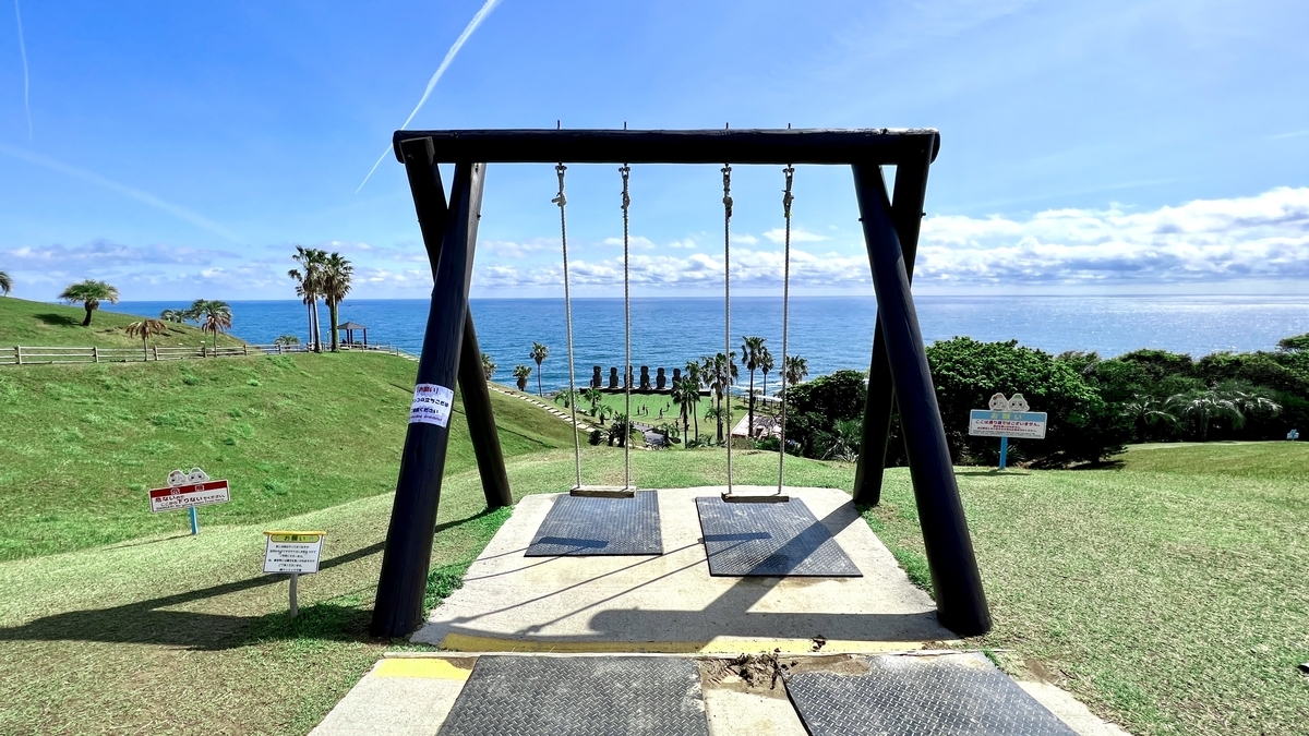 海を望む丘に設置された大きなブランコの全景