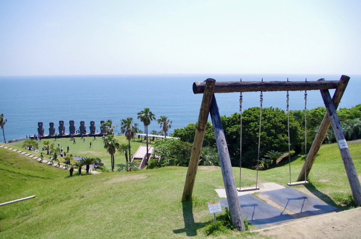 高台から海を見下ろす位置に設置されたブランコの風景