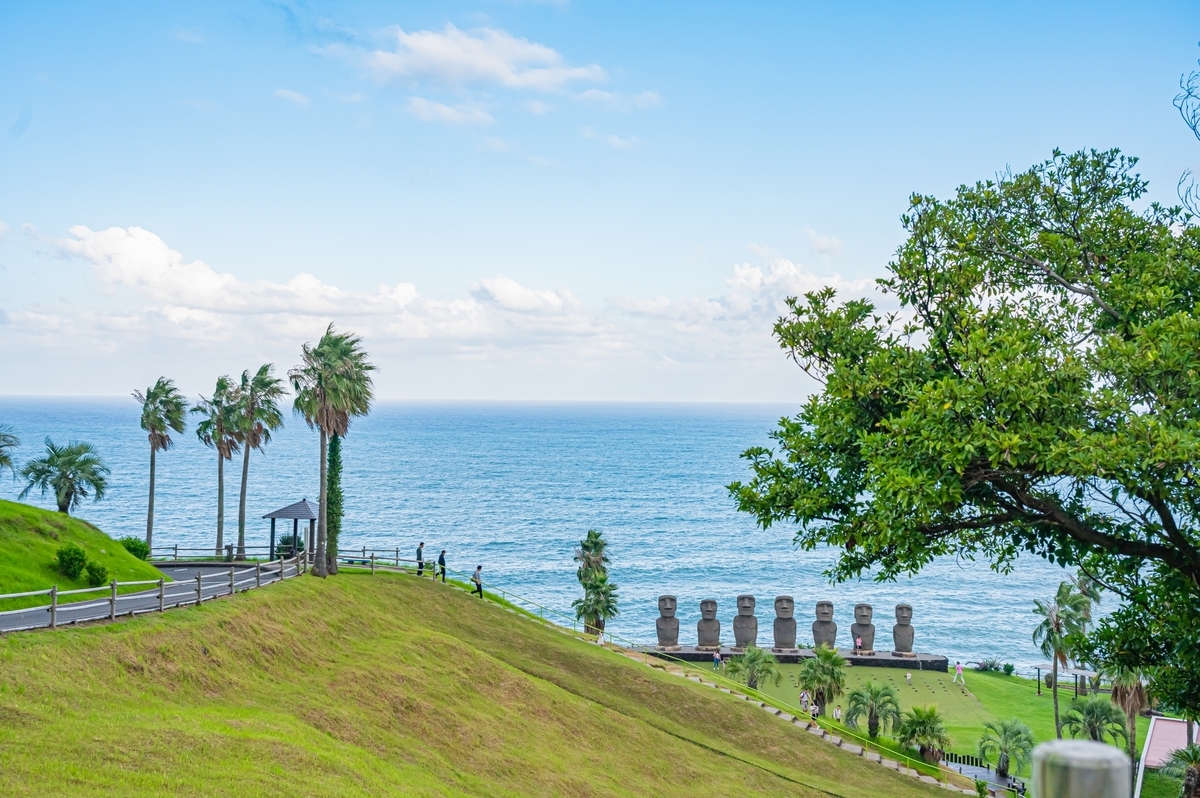 海沿いの園内道路を走るラウンドカーの様子