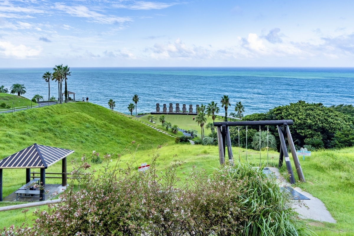 海を望む芝生エリアと休憩スペース