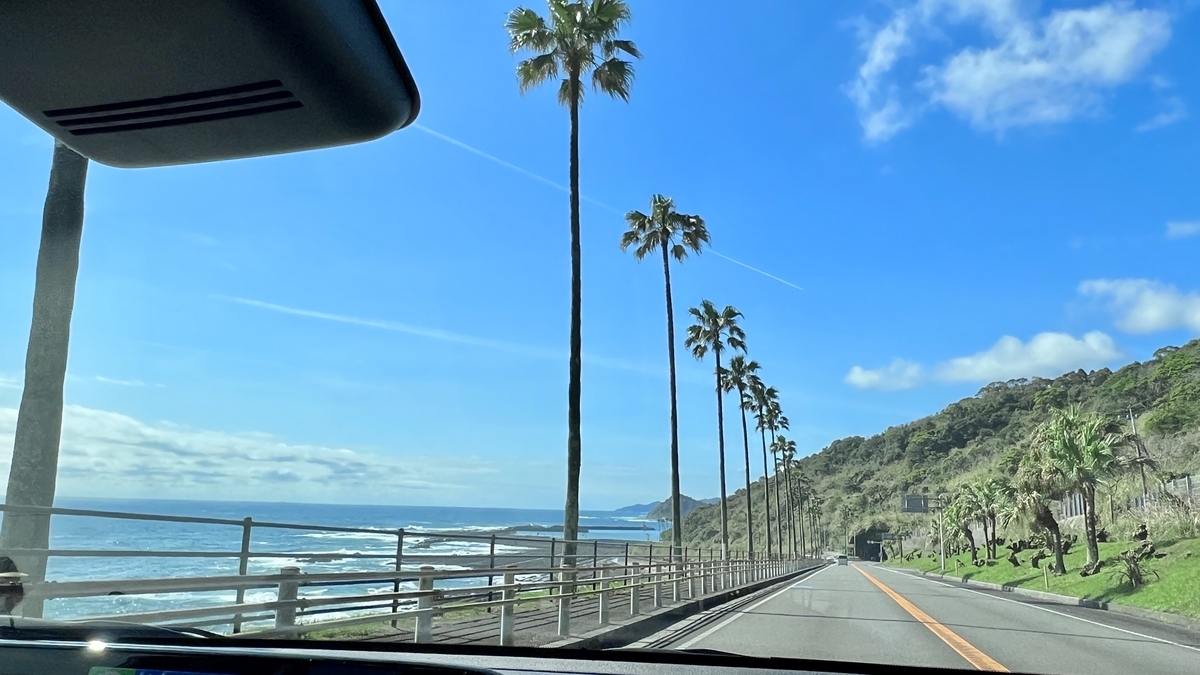 海沿いを走る車道と青空のドライブ風景