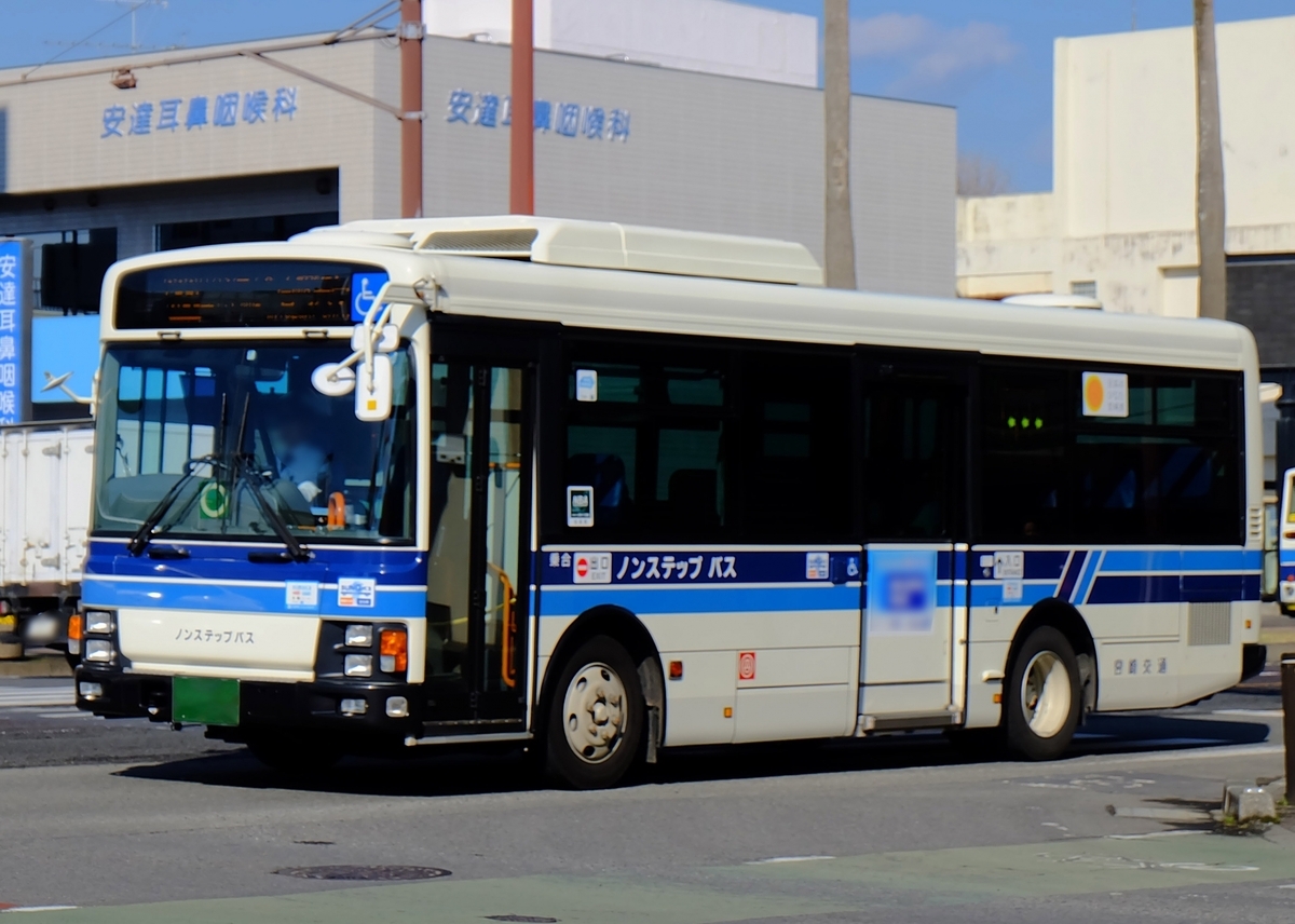 宮崎交通バスとバス停周辺の風景