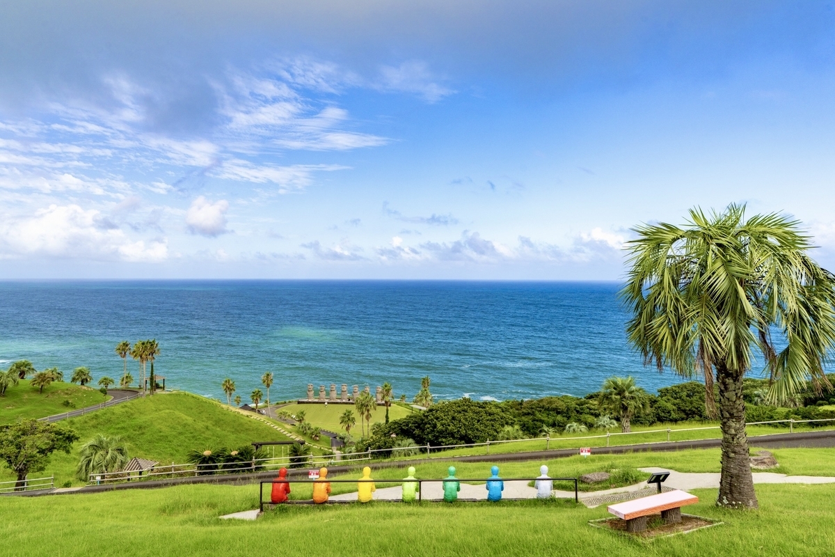 緑の丘と青い海が広がるサンメッセ日南の展望風景