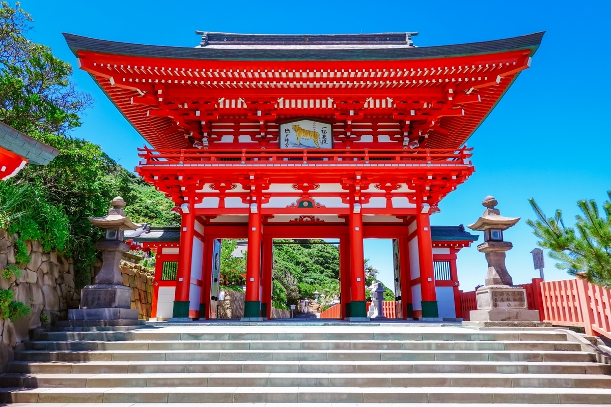 朱红色楼门矗立的鹈户神宫入口