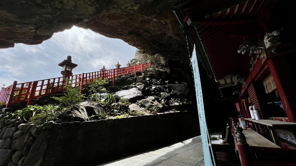 从洞穴内眺望外面的大海和参道的风景