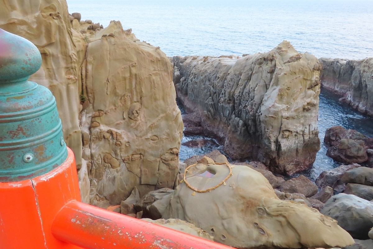 从参道眺望悬崖下方的灵石龟石