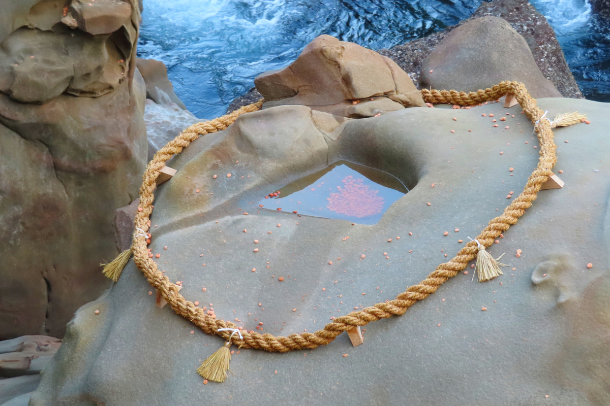 带有凹槽的灵石龟石和周围的注连绳装饰