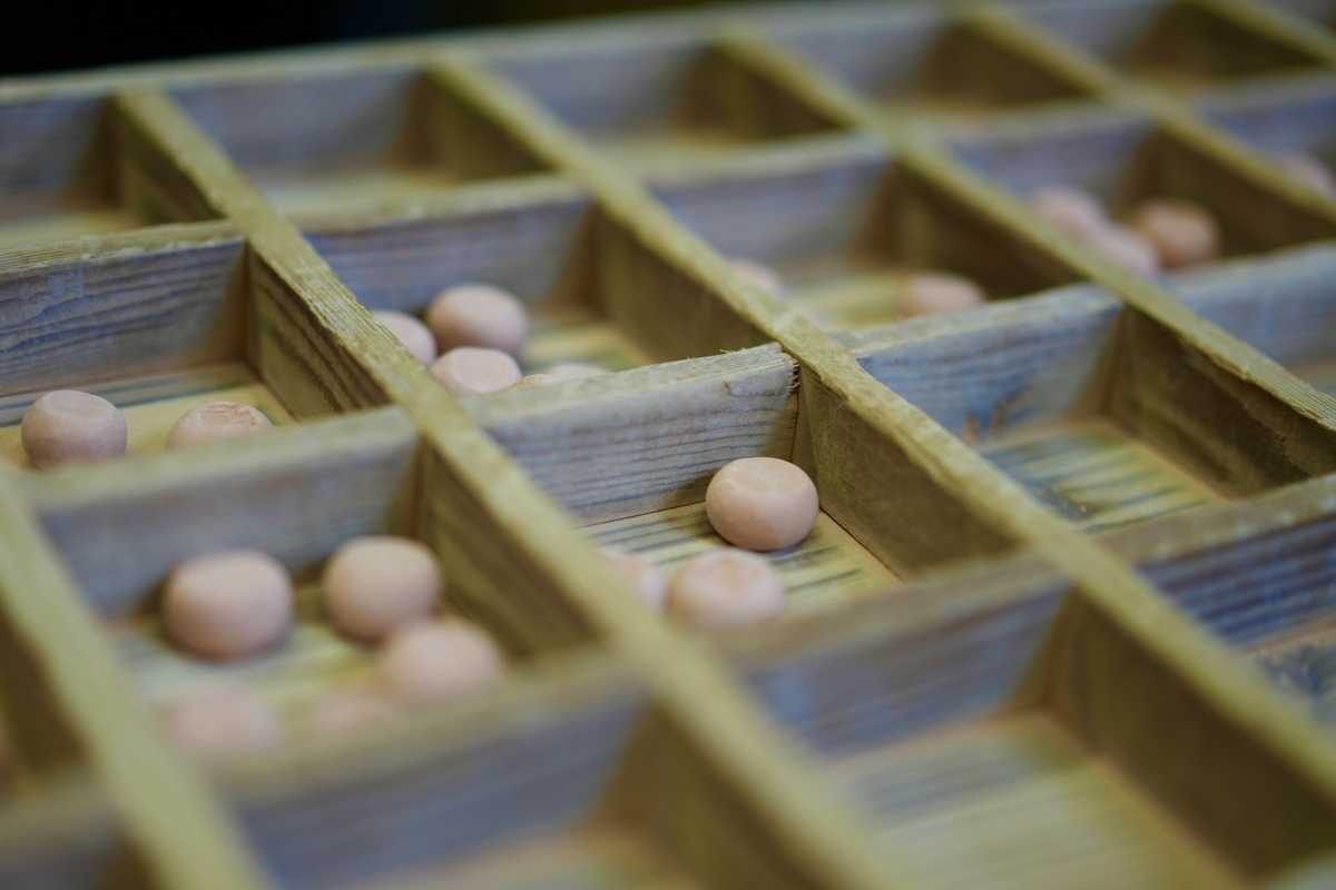 签架上摆放着装有运玉的木盒