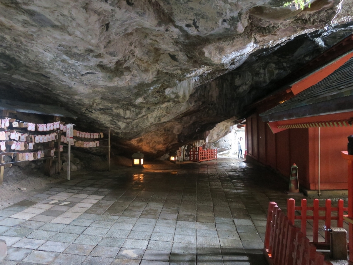 洞穴内垂下的鹈户神宫乳岩和参道的景象
