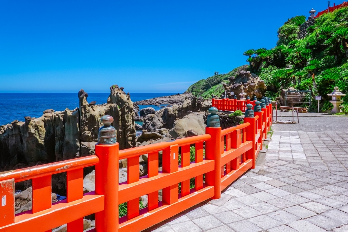 透过朱红色栏杆眺望奇岩和太平洋的鹈户神宫海边景观