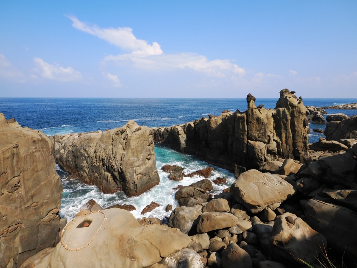 海浪拍打着连绵奇岩的海岸风景