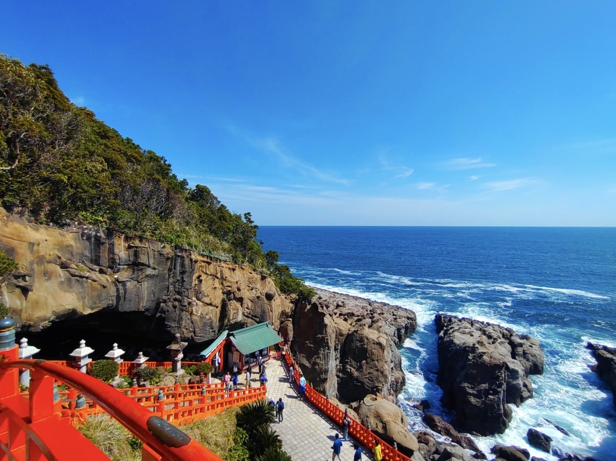 从高处俯瞰鹈户神宫正殿区域和悬崖全景